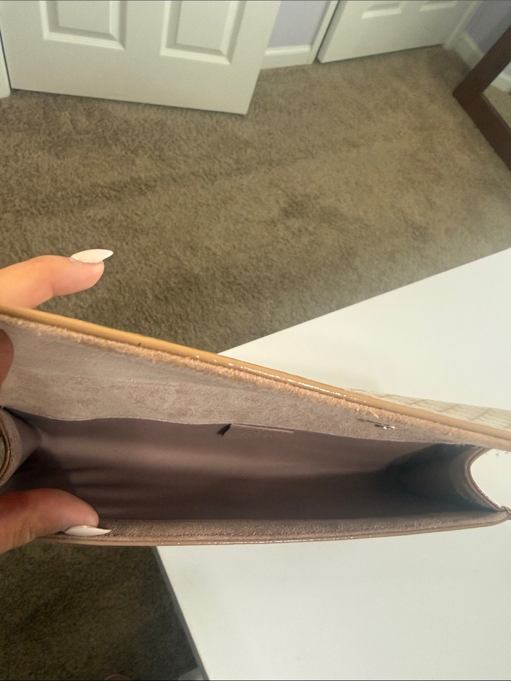 Authentic Gucci Women Tan Patented Guccissima Enamel Leather Clutch - Picture 5 of 9
